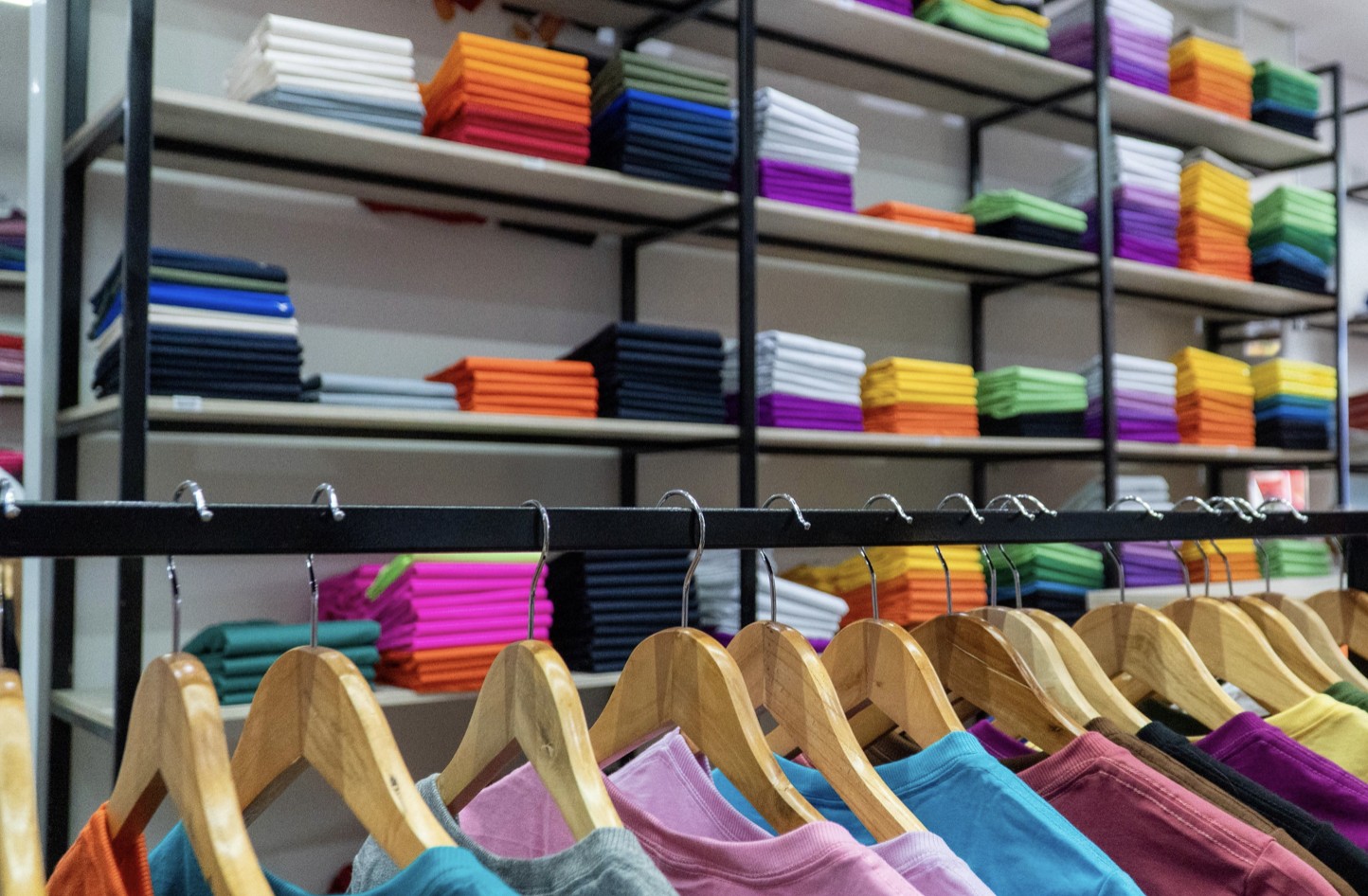 Showroom da Fábrica WL com uniformes coloridos